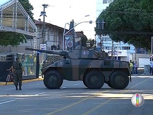 Tanque de guerra participou do desfile de sete de setembro  (Foto: Reprodução/Inter TV Cabugi)