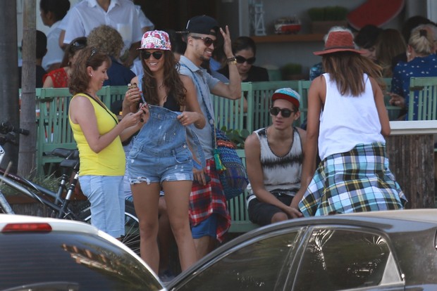 Bruna Marquezine anda de skate com amigos (Foto: Wallace Barbosa/AgNews)