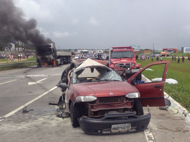 Acidente entre caminhão e carro aconteceu na BR-230, em Santa Rita, na Paraíba (Foto: Walter Paparazzo/G1)