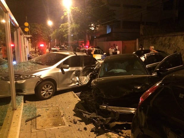 Carros estacionados ficaram destruídos após acidente em Jardim Camburi, em Vitória (Foto: Fernando Mendes/ Arquivo Pessoal) Carros estacionados ficaram destruídos após acidente em Jardim Camburi, em Vitória (Foto: Fernando Mendes/ Arquivo Pessoal)