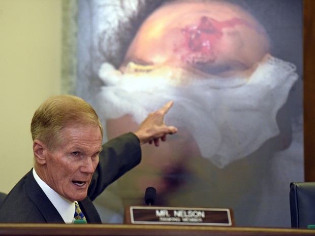 Senador dos EUA aponta para foto de vítima de airbag da Takata  (Foto: AP Photo/Susan Walsh)