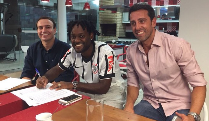 Vagner Love assina contrato com o Corinthians (Foto: divulgação)