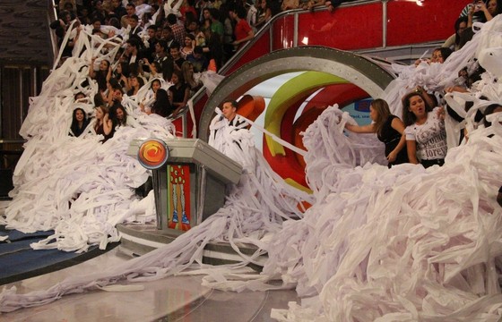 Luciano enrolado com papel higiênico (Foto: Luciano e plateia se envolvem num mar de papel higiênico (foto: Caldeirão do Huck/ TV Globo))