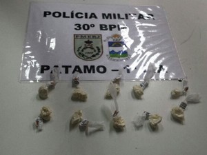 Sacolés de cocaína apreendidos na Vila Muqui em Teresópolis (Foto: Divulgação/Polícia Militar de Teresópolis)