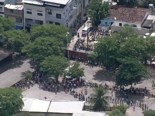 Sede do Detran no Recife apresentou longas filas para registro de cinquentinhas (Foto: Reprodução / TV Globo)