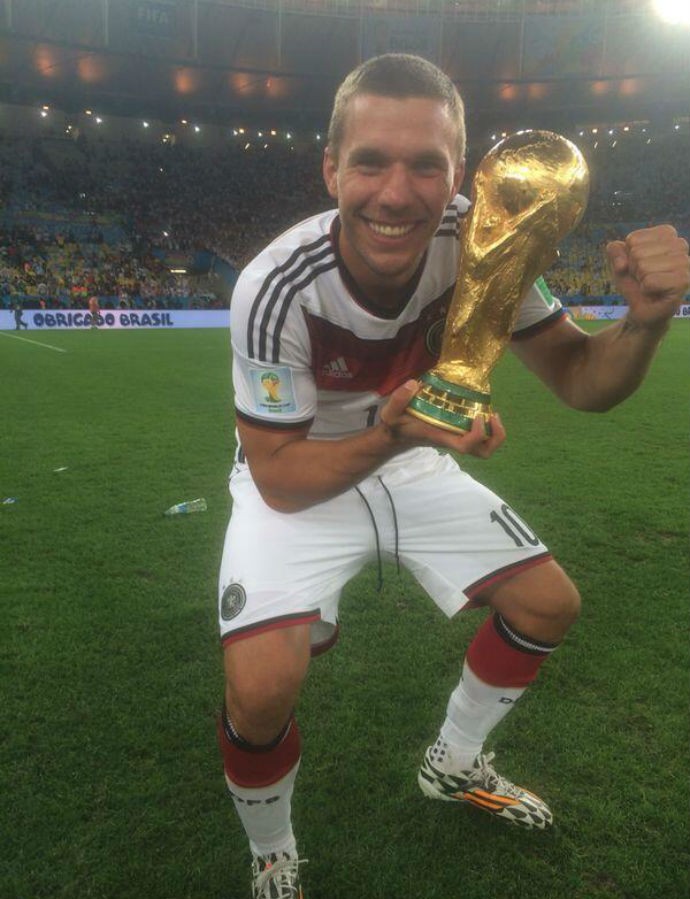 Podolski posta foto segurando a taça de campeão (Foto: Reprodução/Twitter)
