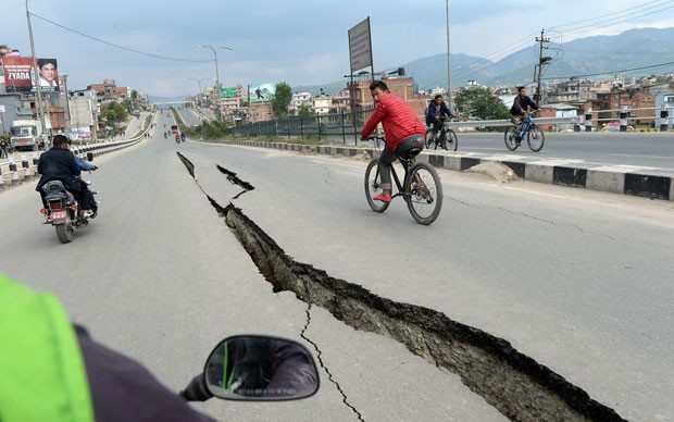 Estradas danificadas após terremoto são vistas em Katmandu, neste domingo (Foto: AFP Photo/Prakash Singh)