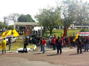 Manifestantes tiveram de ficar do lado de fora do PalÃ¡cio PaiaguÃ¡s nesta quinta-feira (Foto: Daiane Renner/Sinetran-MT)