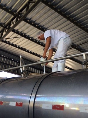Leite industrial produzido no Agreste teria urina, soda cáustica e água oxigenada (Foto: Divulgação/ Polícia Federal)