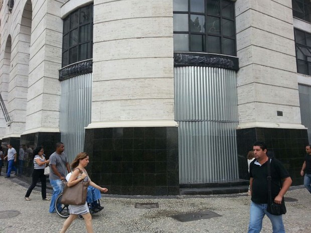 Agência bancária da Cinelândia, no Centro do Rio, coloca tapumes de aço antes de protesto de professores previsto para a tarde desta terça-feira (15) (Foto: Renata Soares / G1)