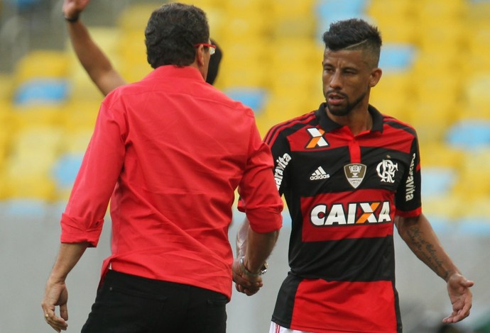 Luxemburgo cumprimenta Léo Moura na saída de campo (Foto: Gilvan de Souza / Flamengo)
