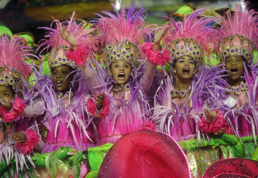Crianças foram destaque em carro alegórico no desfile da Mangueira, que homenageou as grandes mulheres da história do Brasil 