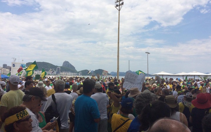 Manifestantes em Copacabana, no Rio