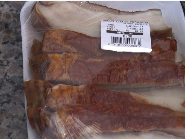O bacon foi encontrado dentro das veste do idoso, após ser monitorado pelas camaras de segurança. (Foto: Site Rolnews/Divulgação)