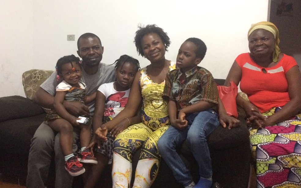 Sylvie e a família, que estará mais completa neste Natal com a chegada de sua mãe  (Foto: Lívia Machado/G1)