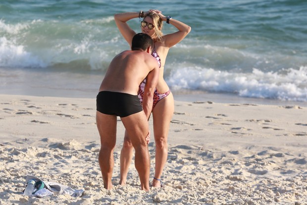 Christine Fernandes na praia com amigo (Foto: AgNews/Dilson Silva)