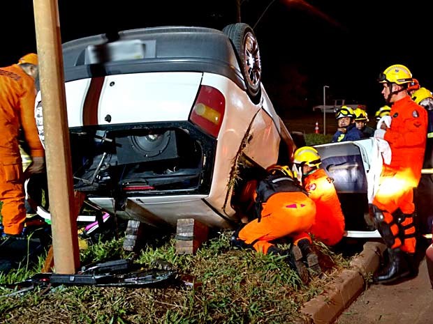 Carro capotado no Setor Militar Complementar, em Brasília; quatro ficaram feridos (Foto: Corpo de Bombeiros-DF/Divulgação)