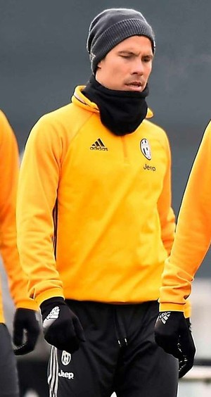 Hernanes de cachecol e touca no treino do Juventus (Foto: Reprodução Facebook do Juventus)