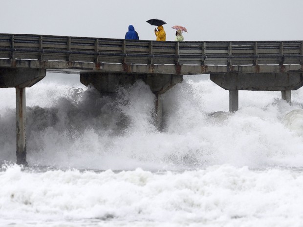 Ondas gigantes se chocam com o Ocean Beach Pier em San Diego, na Califórnia (Foto: Reuters/Mike Blake)