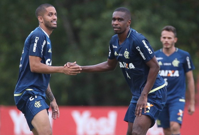 Romulo com o zagueiro Juan: nomes para jogo deste sábado (Foto: Gilvan de Souza/ Flamengo) Romulo com o zagueiro Juan: nomes para jogo deste sábado (Foto: Gilvan de Souza/ Flamengo)