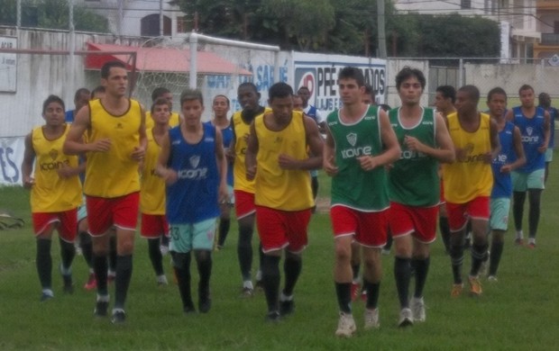 Jogadores treinam no estádio Robertão (Foto: Eduardo Dias)