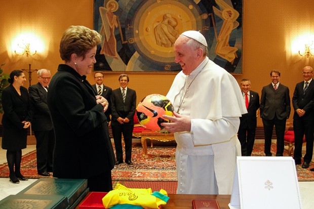 A presidente Dilma Rousseff e o Papa Francisco, em encontro nesta sexta-feira (21) no Vaticano. (Foto: Roberto Stuckert Filho/PR)