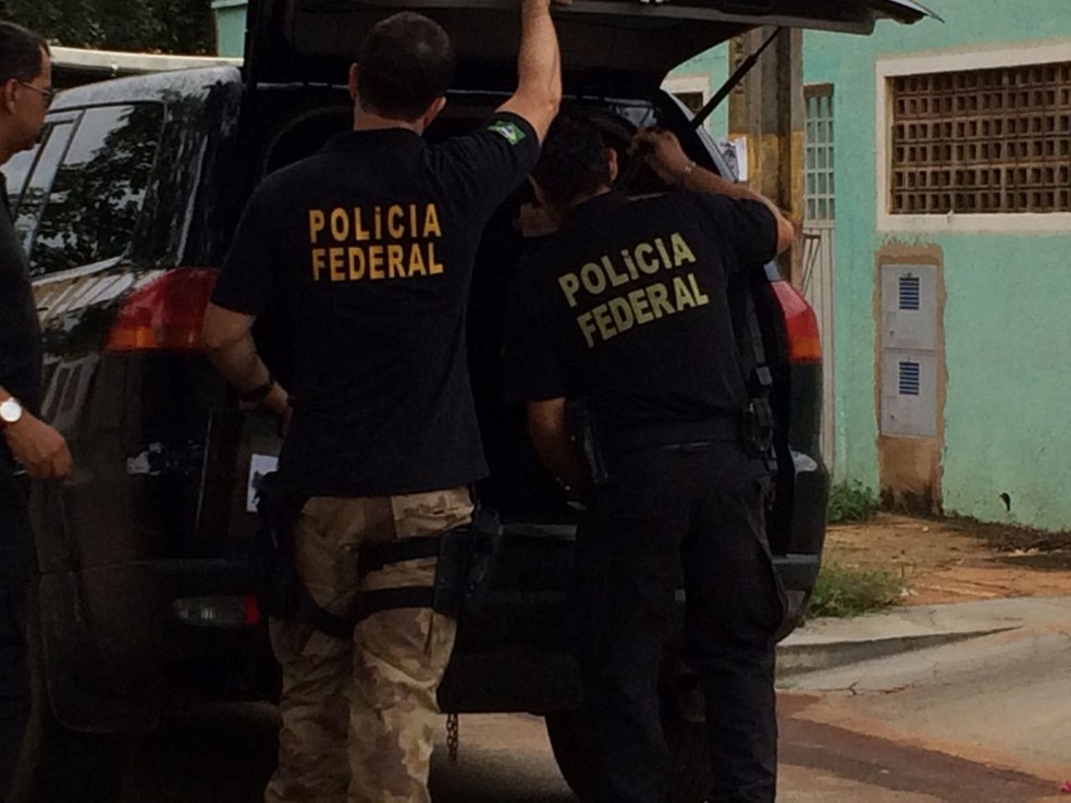 Polícia Federal cumpre mandados durante operação em Palmas (Foto: Cassiano Rolim/TV Anhanguera)