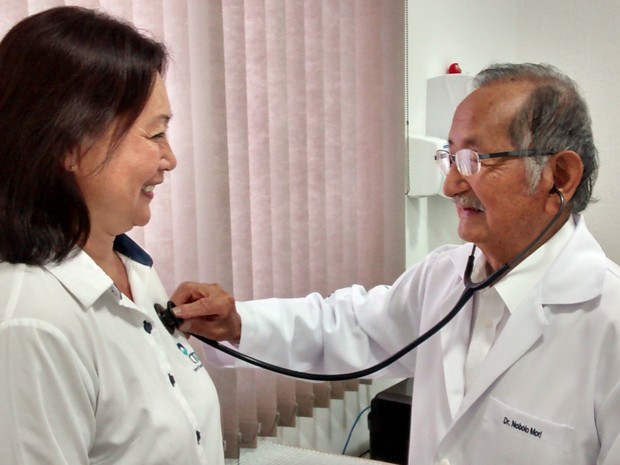Aos 92 anos, médico Nobolo Mori, de Mogi das Cruzes, continua atendendo. (Foto: Jamile Santana/G1)