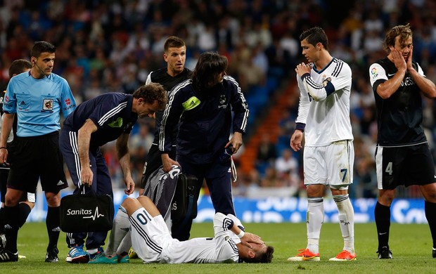 Ozil machucado, Real Madrid x Málaga (Foto: Reuters)