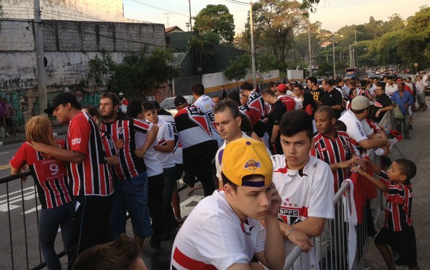 Torcida do São Paulo aguarda abertura do portão do Morumbi (Foto: Marcelo Prado / globoesporte.com)