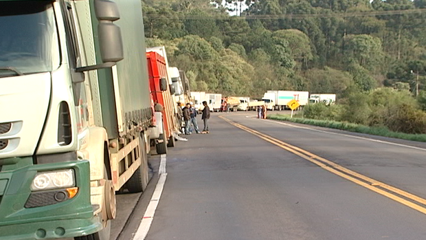 Caminhoneiros protestam na BR-282, em Catanduvas (Foto: Wilmar Zanella/RBS TV)