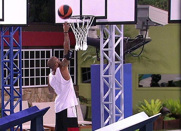 Em um prova do BBB15, Fernando mostrou que ainda é bom no basquete (Foto: TV Globo)