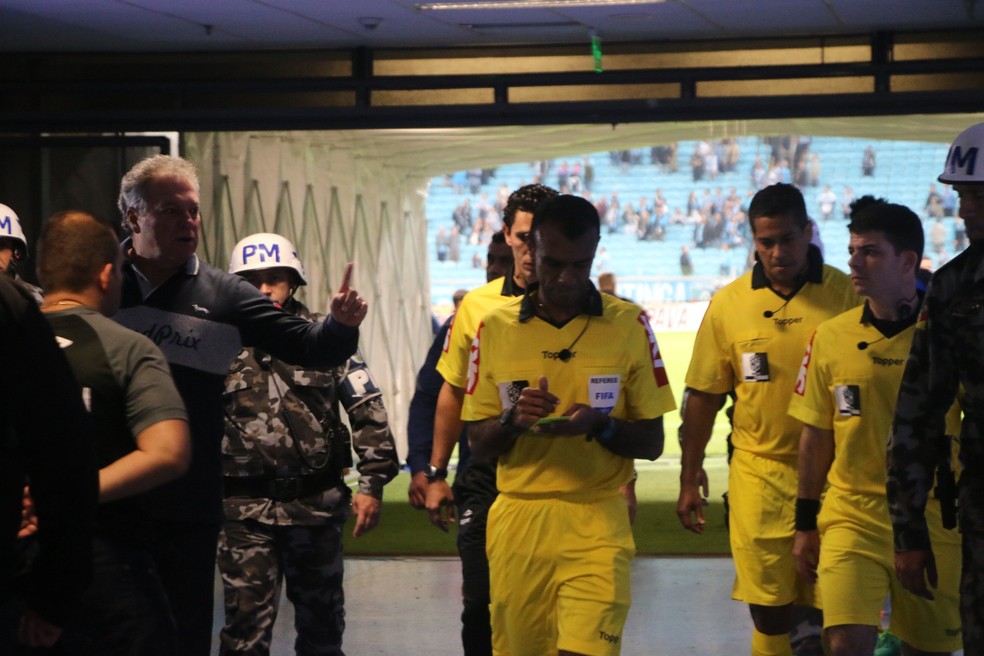 Abel Braga reclamou a não marcação de um pênalti no zagueiro Henrique: ''Mudou o jogo'' (Foto: Eduardo Moura)