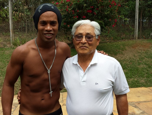 Ronaldinho Gáucho ao lado do acupunturista Fumio Takahashi (Foto: Fábio Jupa)