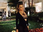 Mariah Carey usa look decotado e deixa sutiã sexy à mostra
