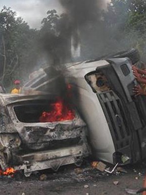Manifestantes queimam 4 veículos durante protesto na BR-101 (Foto: José Carlos Concessor / Arquivo Pessoal)