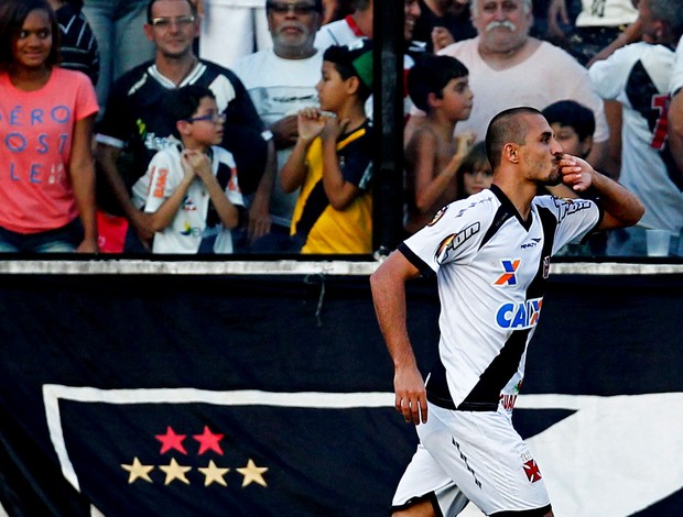 Douglas Silva vasco e Paraná série B (Foto: Roberto Filho / Agência Estado)