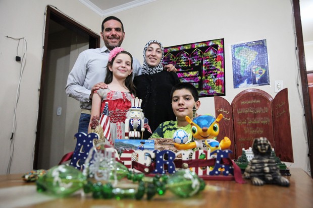 O engenheiro sírio Talal Al Tinawi vive com a família em São Paulo e diz que não pensa em voltar ao país natal. A admiração pelo Ocidente é vista na coleção de souvenirs de lugares que visitou, exposta na sala de casa (Foto: Fábio Tito/G1)