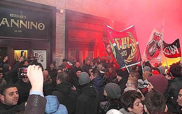 torcida do Milan faz festa para Balotelli em restaurante (Foto: Reprodução)