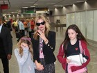 Kate Moss desembarca com filha e segue para hotel no Rio 