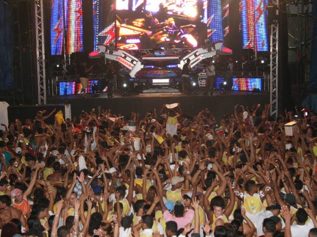 Aparelhagem Superpop rodeada de "popetes" (Foto: Ray Nonato / Amazônia Jornal)