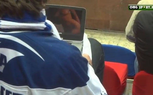 Torcedor foi flagrado assistindo a um filme pornô em seu laptop durante partido de hóquei no gelo. (Foto: Reprodução)