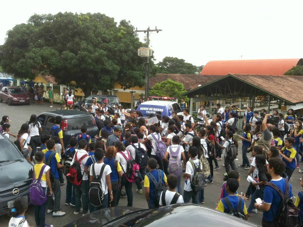  Em abril deste ano, estudantes e funcionários relataram casos de violência na Escola Estadual Raimundo Gomes Nogueira (Foto: Camila Henriques/G1 AM)