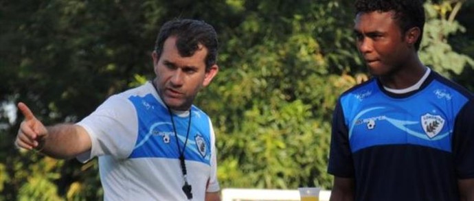 Claudio Tencati conversa com Sílvio em treino do Londrina (Foto: Pedro Rampazzo/Londrina)