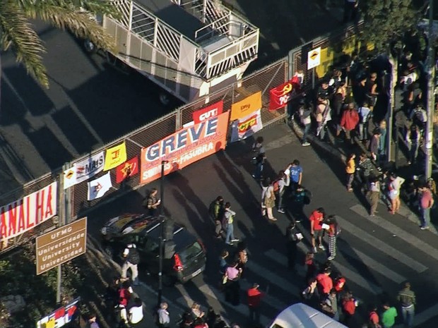 Técnicos administrativos da UFMG fazem protesto na porta da universidade em Belo Horizonte (Foto: Reprodução/TV Globo)