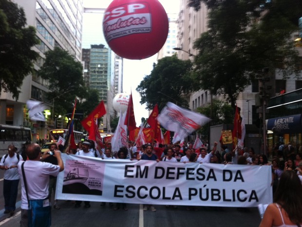 Protesto ocupa faixas da Avenida Rio Branco (Foto: João Bandeira de Mello / G1)
