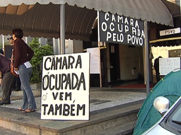 Manifestantes colocaram cartazes em frente à Câmara de Rio Preto (Foto: Reprodução / TV Tem)