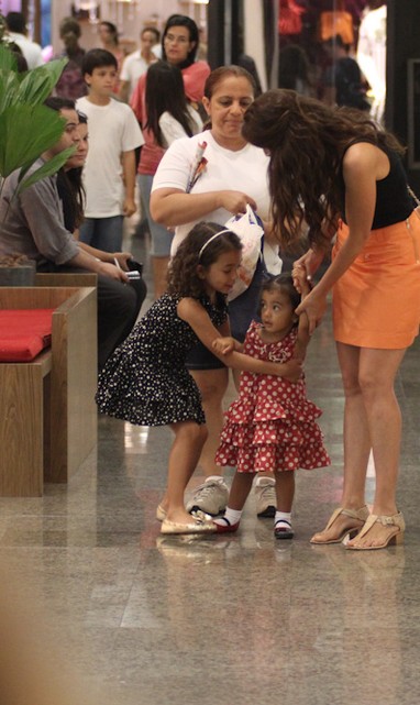 Tania Khalil passeia com as filhas (Foto: Derick Abreu/ Photo Rio News)