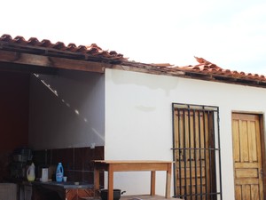 Arma do crime foi encontrada escondida entre o telhado e o forro da casa (Foto: Catarina Costa/G1)