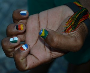 Nas unhas do vizinho Landy desenha a bandeira de várias seleções que participam do Mundial no Brasil. (Foto: Quésia Melo)